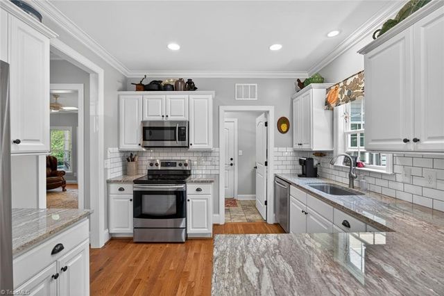 6975 Kenbridge Drive, Clemmons, NC 27012