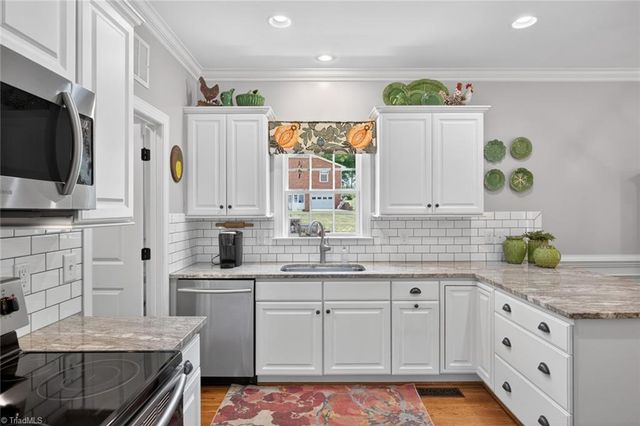 6975 Kenbridge Drive, Clemmons, NC 27012