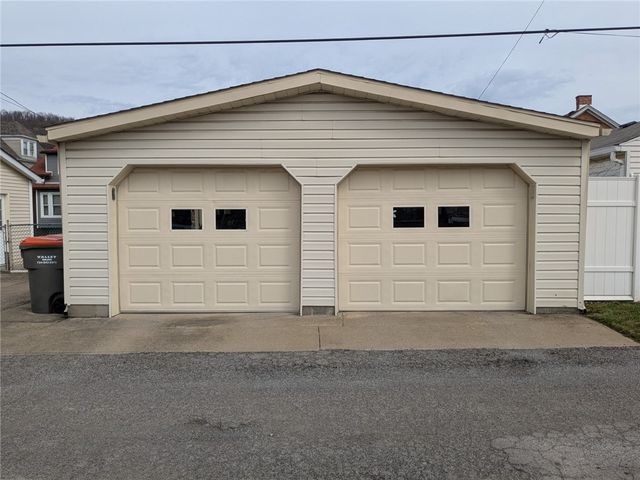 2525 7Th Ave, Beaver Falls, PA 15010