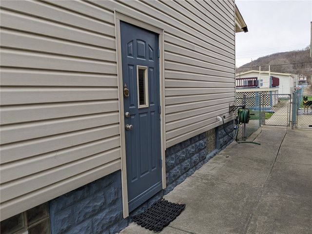 2525 7Th Ave, Beaver Falls, PA 15010