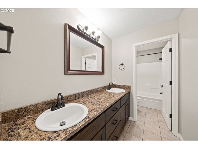 15642 Se BOLLAM Dr, Clackamas, OR 97015