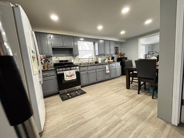 418 Ray May Drive, Joliet, IL 60433