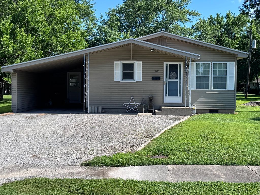 Image 1 of property listing at 814 W Warmouth Street, Salem, IL 62881