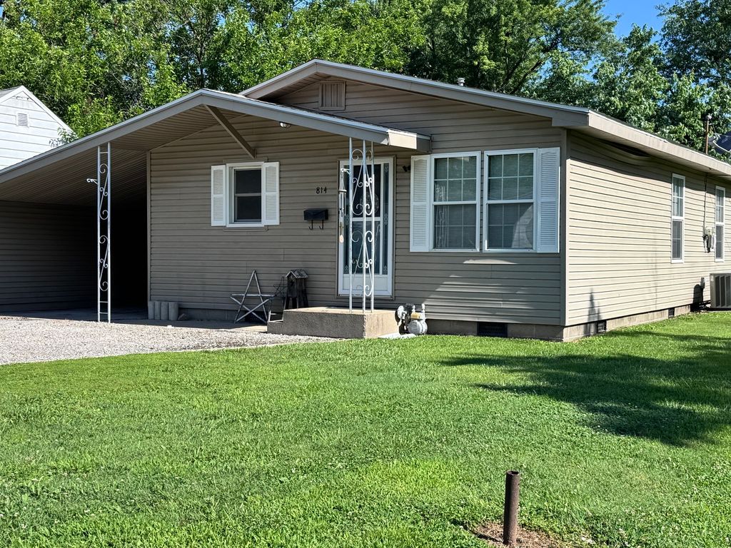 Image 2 of property listing at 814 W Warmouth Street, Salem, IL 62881