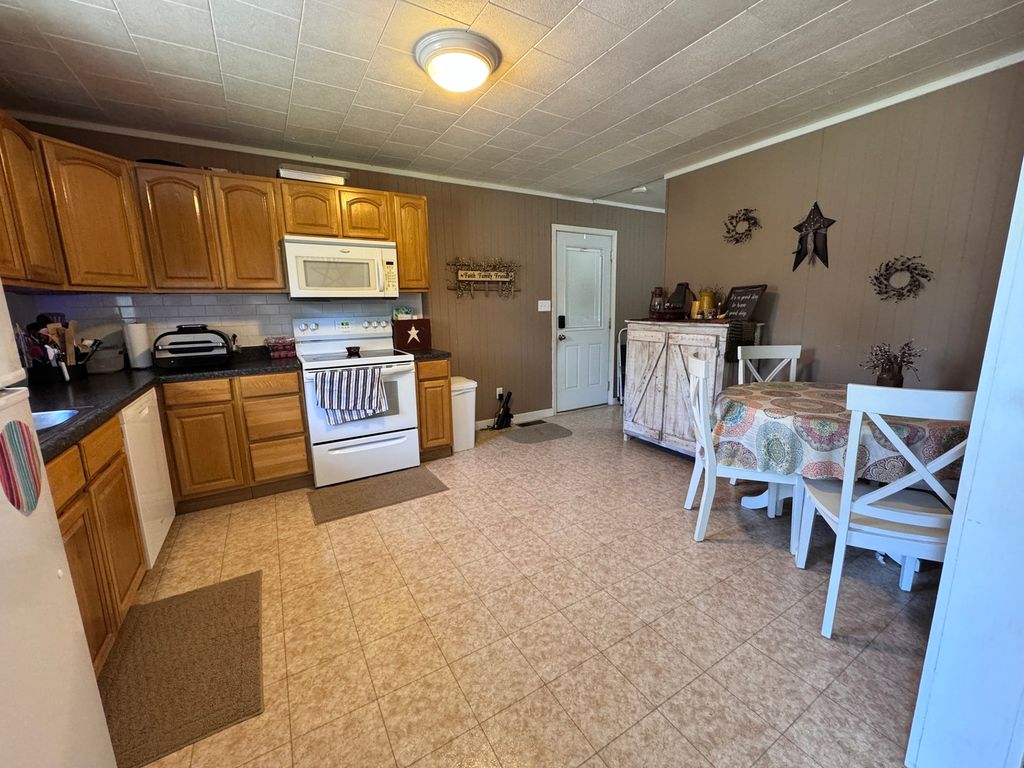 Image 11 of property listing at 814 W Warmouth Street, Salem, IL 62881
