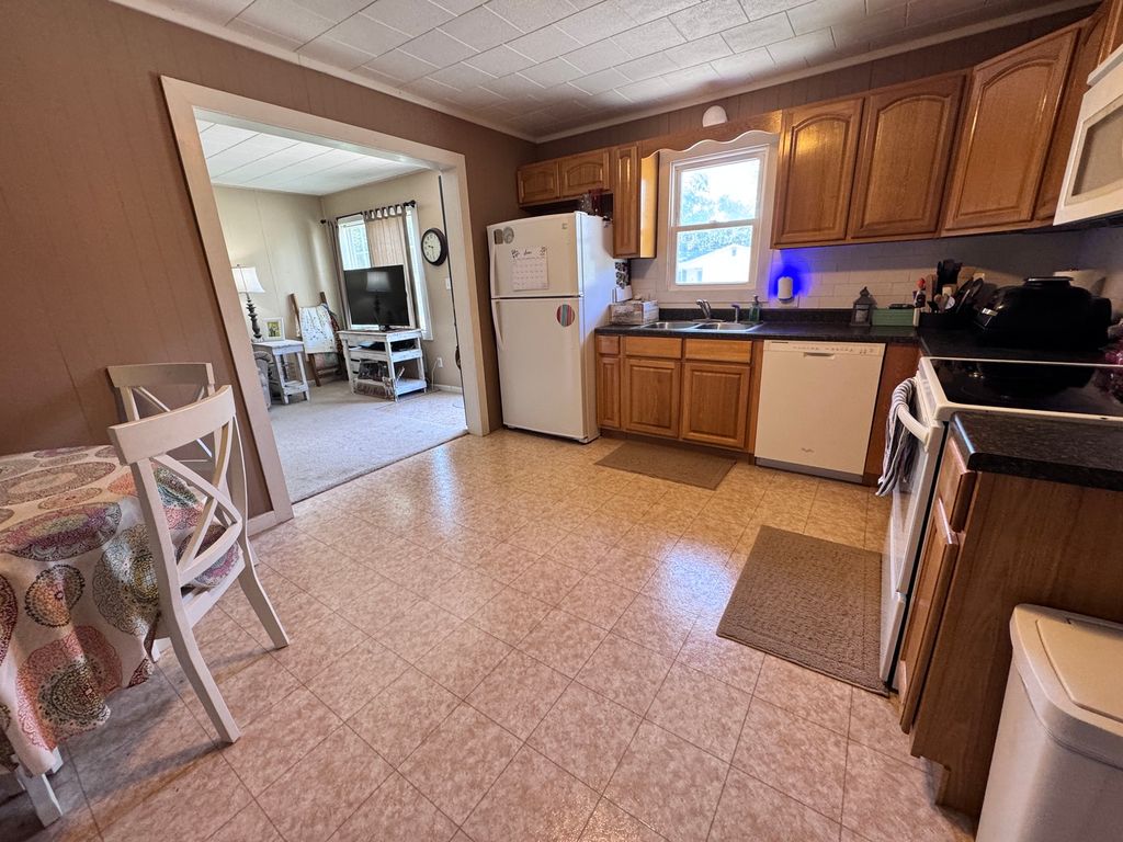 Image 12 of property listing at 814 W Warmouth Street, Salem, IL 62881