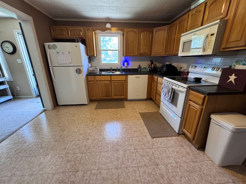 Image 13 of property listing at 814 W Warmouth Street, Salem, IL 62881