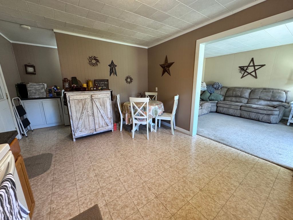 Image 14 of property listing at 814 W Warmouth Street, Salem, IL 62881