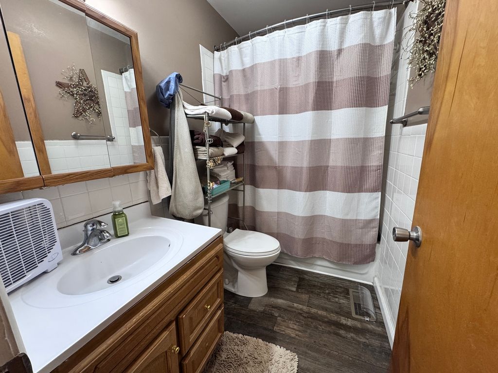 Image 17 of property listing at 814 W Warmouth Street, Salem, IL 62881