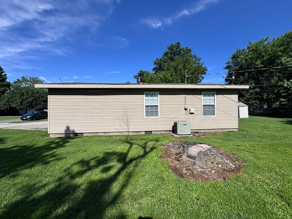 Image 3 of property listing at 814 W Warmouth Street, Salem, IL 62881