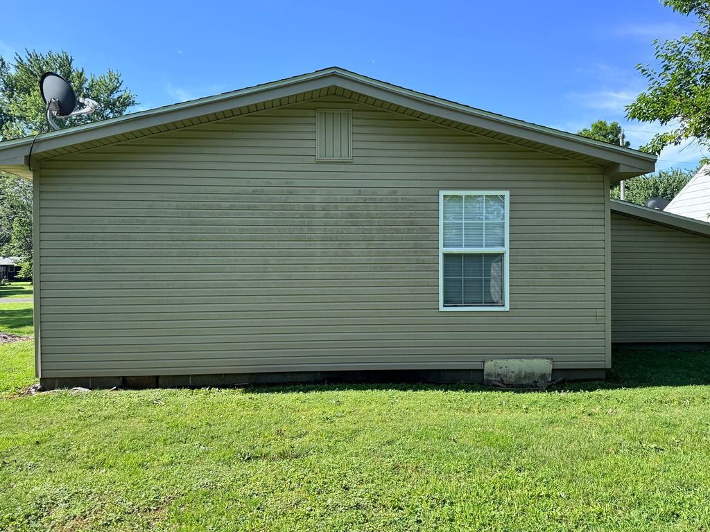 Image 4 of property listing at 814 W Warmouth Street, Salem, IL 62881