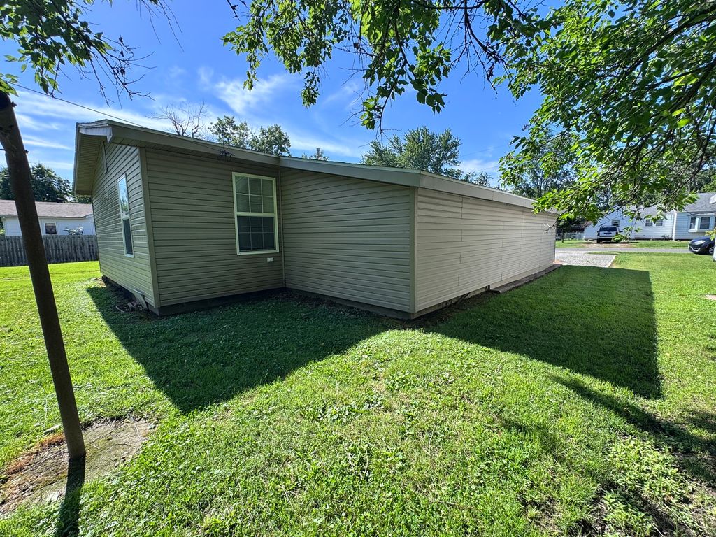 Image 5 of property listing at 814 W Warmouth Street, Salem, IL 62881