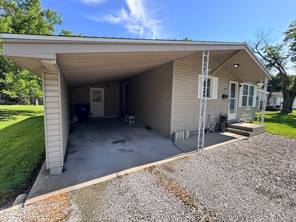 Image 6 of property listing at 814 W Warmouth Street, Salem, IL 62881
