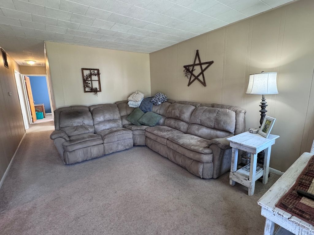 Image 7 of property listing at 814 W Warmouth Street, Salem, IL 62881