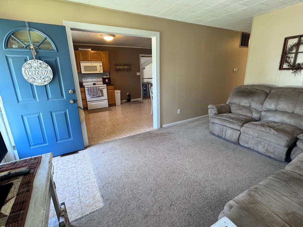 Image 8 of property listing at 814 W Warmouth Street, Salem, IL 62881
