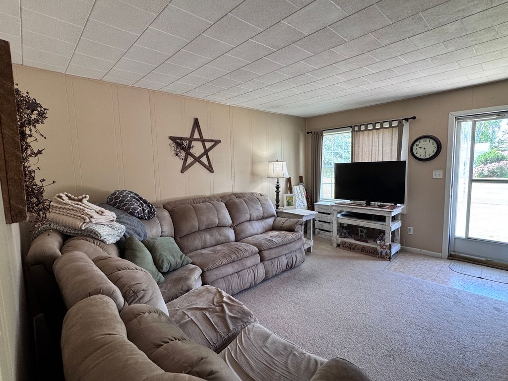 Image 9 of property listing at 814 W Warmouth Street, Salem, IL 62881