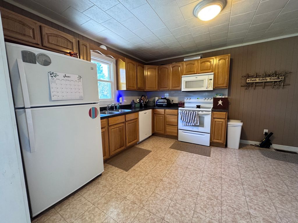 Image 10 of property listing at 814 W Warmouth Street, Salem, IL 62881