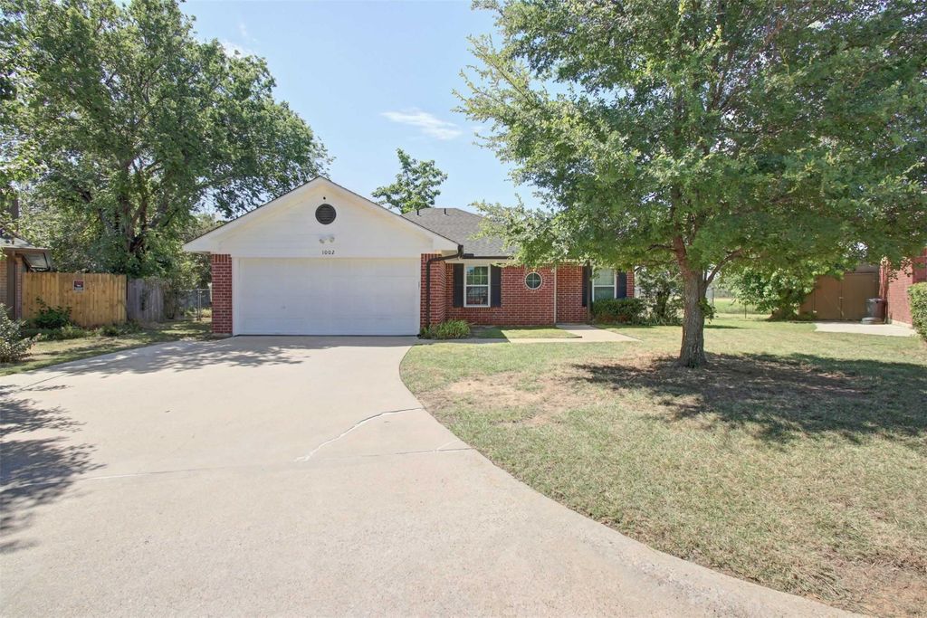 1002 Oakchase Court, Azle, TX 76020