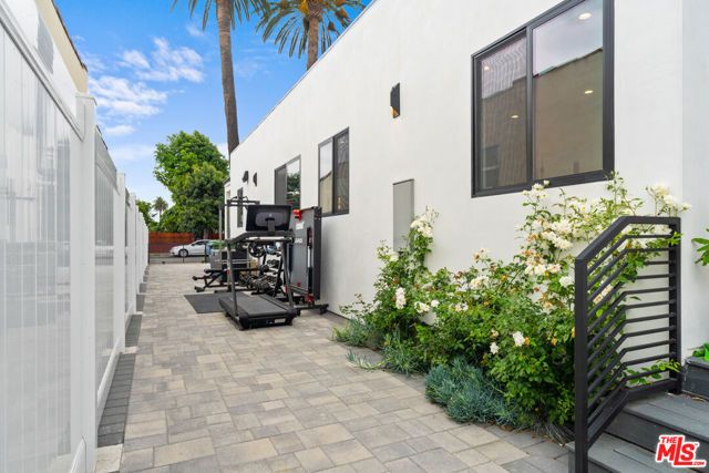 2911 S Rimpau Boulevard, Los Angeles, CA 90016