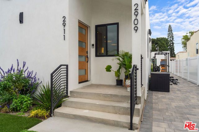 2911 S Rimpau Boulevard, Los Angeles, CA 90016