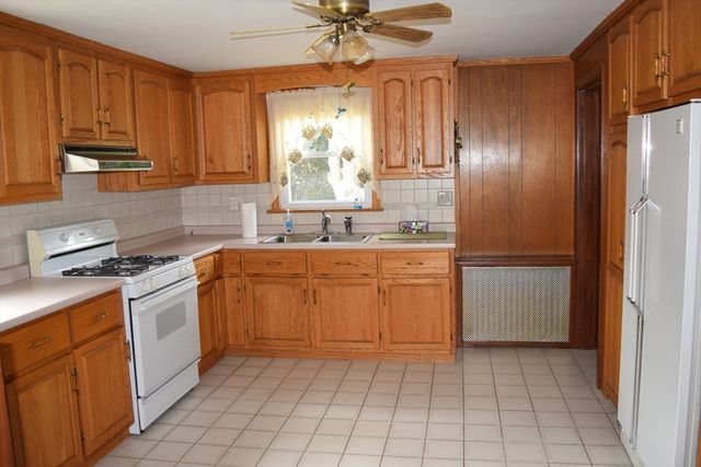 73 Jette St, Swansea, MA 02777