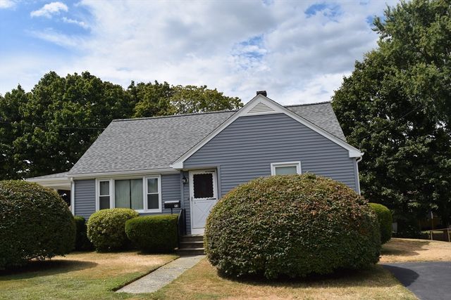 73 Jette St, Swansea, MA 02777