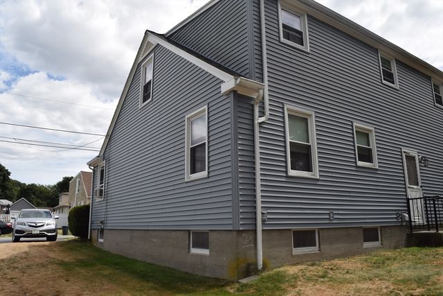 73 Jette St, Swansea, MA 02777