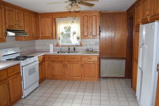 73 Jette St, Swansea, MA 02777