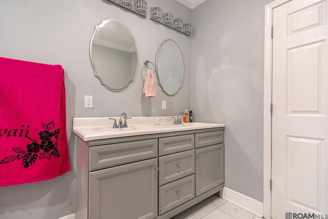 8227 Oak View Dr, Baton Rouge, LA 70814