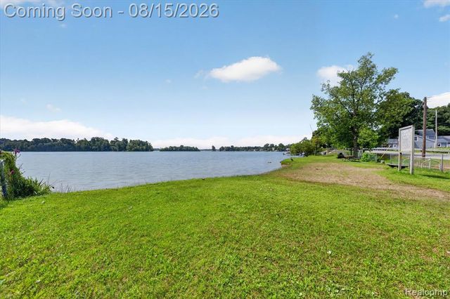 4235 Lake Grove Court, White Lake, MI 48383