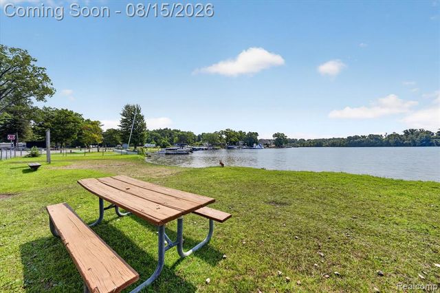 4235 Lake Grove Court, White Lake, MI 48383