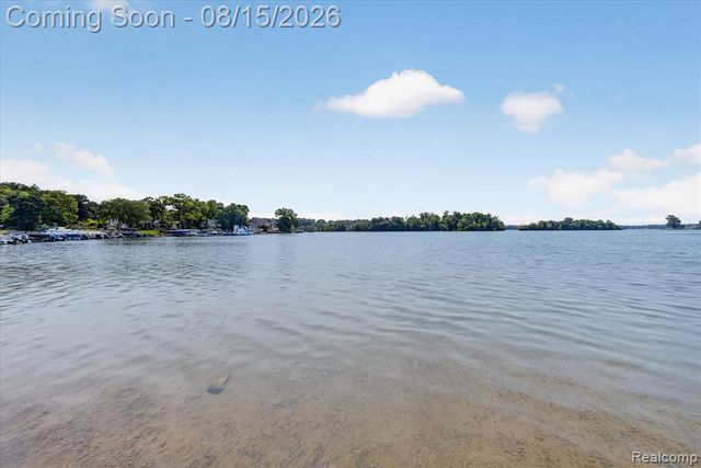 4235 Lake Grove Court, White Lake, MI 48383