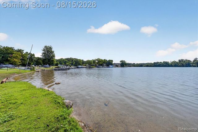 4235 Lake Grove Court, White Lake, MI 48383