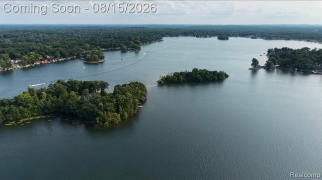 4235 Lake Grove Court, White Lake, MI 48383