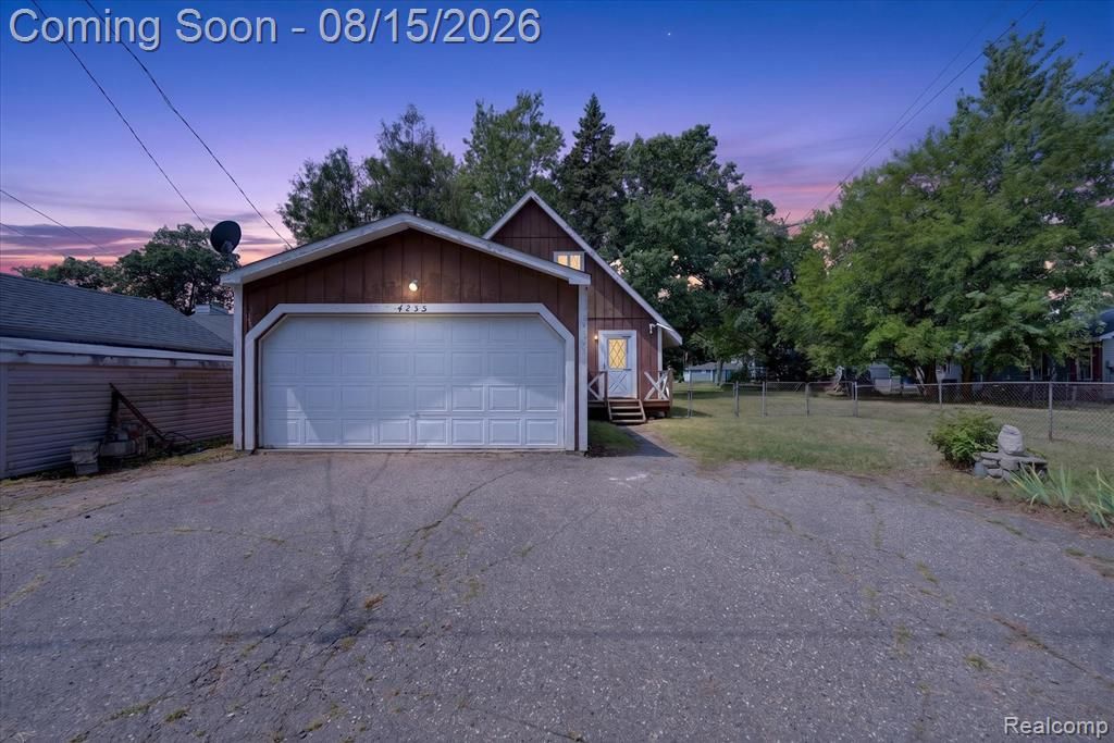 4235 Lake Grove Court, White Lake, MI 48383