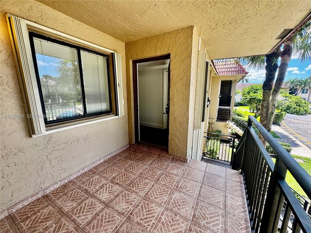 302 Lakeview Dr 203, Weston, FL 33326