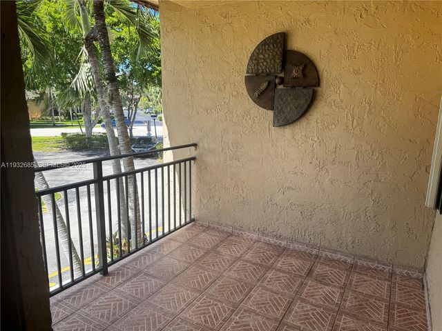 302 Lakeview Dr 203, Weston, FL 33326