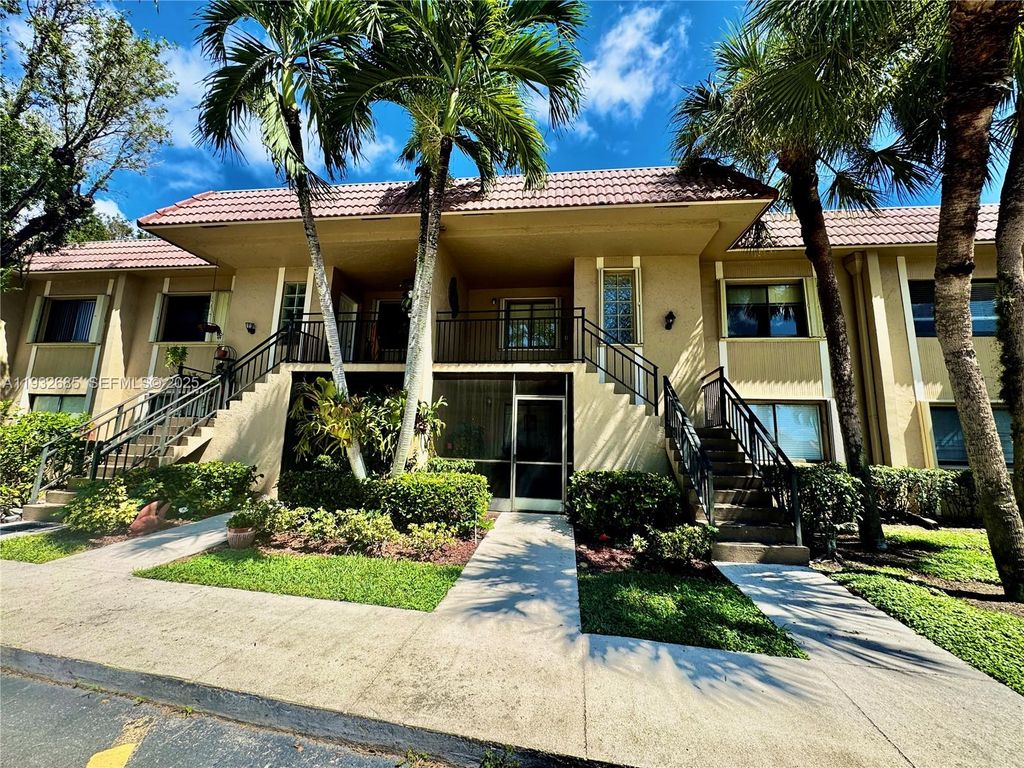 302 Lakeview Dr 203, Weston, FL 33326