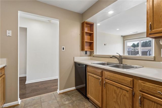 305 Greenfield CRES, Suffolk, VA 23434