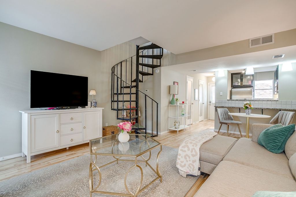 1211 Roaring Springs Road, Fort Worth, TX 76114