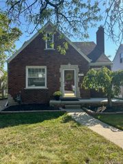 1809 Roslyn Road, Grosse Pointe Woods, MI 48236