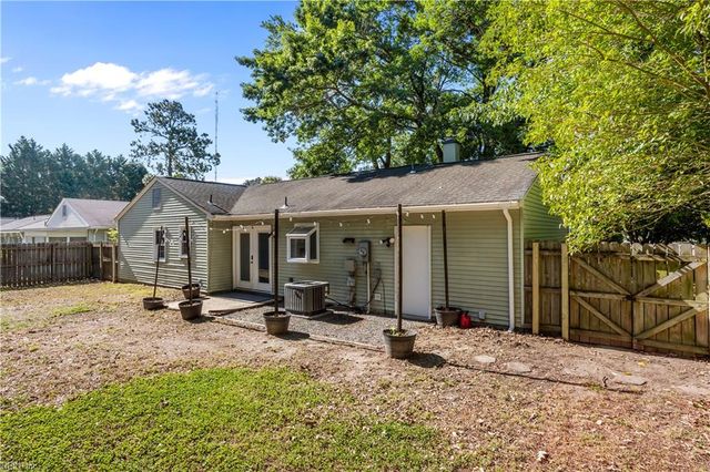 11 Newgate Village RD, Hampton, VA 23666