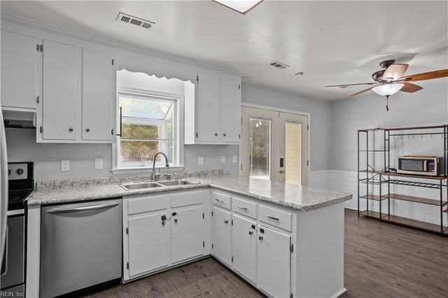 11 Newgate Village RD, Hampton, VA 23666