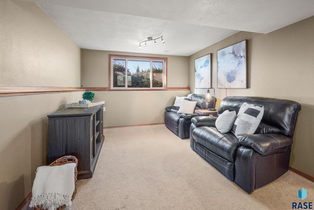 6412 W 67th St Street, Sioux Falls, SD 57106