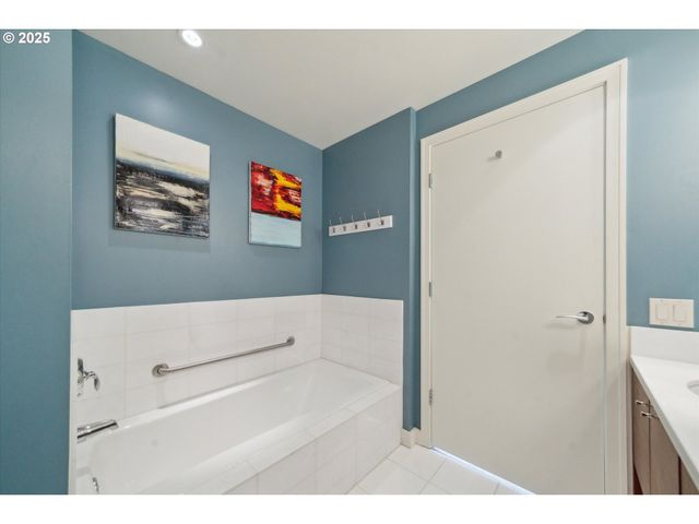 3601 S RIVER Pkwy 2502, Portland, OR 97239