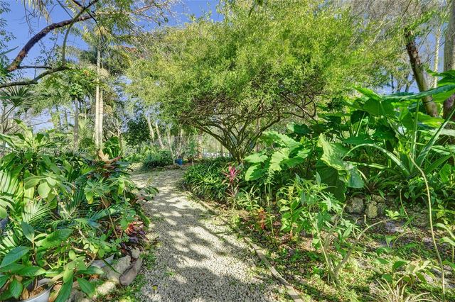 900 SW 128th Avenue 103D, Pembroke Pines, FL 33027