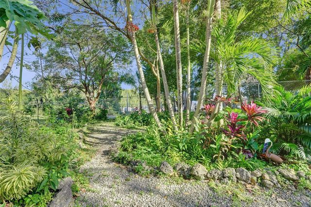 900 SW 128th Avenue 103D, Pembroke Pines, FL 33027