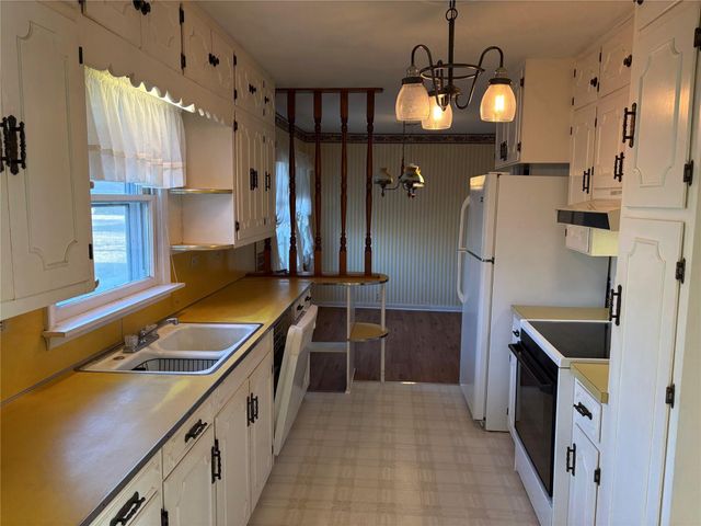 984 N Monroe Street, La Grange, TX 78945