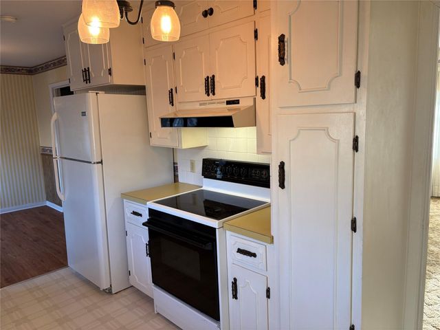 984 N Monroe Street, La Grange, TX 78945