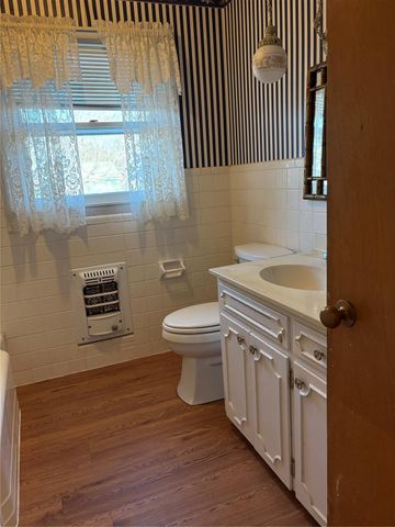 984 N Monroe Street, La Grange, TX 78945